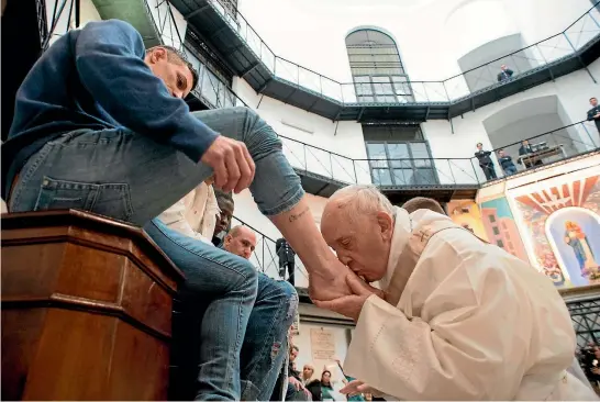  ?? PHOTO: AP ?? Pope Francis washes the feet of inmates during his visit to the Regina Coeli detention centre in Rome, where he celebrated the ‘‘Missa in Coena Domini’’. His visit to a prison on Holy Thursday to wash the feet of some inmates, in a pre-Easter ritual,...