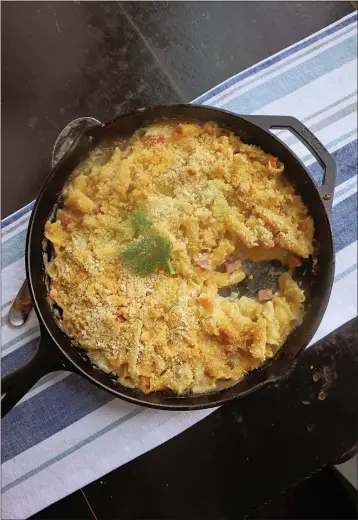  ?? GRETCHEN MCKAY — PITTSBURGH POST-GAZETTE/TNS ?? Mac and cheese gets an elegant upgrade with braised fennel, Swiss and chunks of ham.