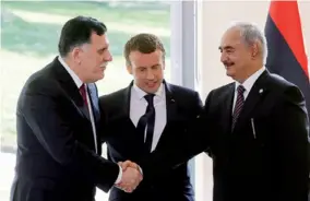  ??  ?? Le 25 juillet 2017, à La Celle-Saint-Cloud, Emmanuel Macron a convié les deux rivaux, Sarraj (à gauche) et Haftar (à droite).