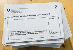  ??  ?? Ein Stapel mit „Nein“-Stimmen in einem Wahlbüro in Zürich