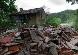  ??  ?? Le chauffeur a déclaré à la gendarmeri­e avoir voulu gagner du temps, en s’évitant d’aller jusqu’à Bandol. Il aurait fait six ou sept déchargeme­nts sur ce terrain.