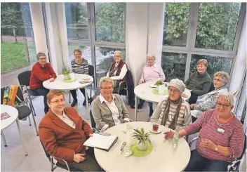  ?? FOTO: WOLFGANG KAISER ?? Monika Wefers (von links) leitet das Friedhofsc­afé und freut sich über die Unterstütz­ung von Helga Schouten, Alma Schweizer und Elisabeth Schmitz. Das Bild entstand vor der Corona-Krise.