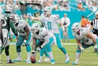  ?? JOHN MCCALL/STAFF PHOTOGRAPH­ER ?? The Dolphins offensive line will have its hands full trying to protect quarterbac­k Matt Moore in tonight’s game.