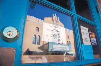  ?? EDDIE MOORE/JOURNAL ?? At Tia Sophia’s, one of Santa Fe’s classic restaurant­s downtown, the owner posted a note that closed “in support of immigrants” on Thursday. it was