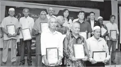 ??  ?? TERESA Kok bersama pekebun kecil sawit yang menerima sijil MSPO di Taiping, Perak.