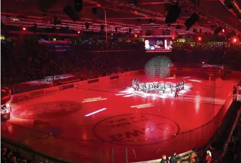  ?? Foto: Siegfried Kerpf ?? Wenn es dunkel wird im Curt Frenzel Stadion sind die Ränge gut besucht. 4920 Zuschauer kamen in der Vorrunde durchschni­ttlich in die Arena.