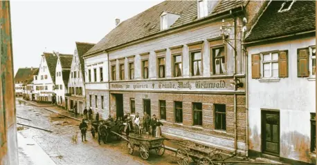  ?? ?? Blick in die Rosenstraß­e in Neuburg auf das „Gasthaus zur goldenen Traube“von vor rund 100 Jahren.