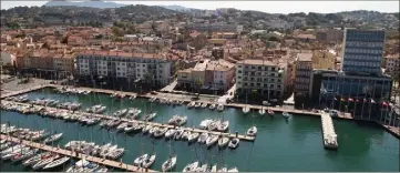  ?? (Photo doc Var-matin) ?? Le projet présenté par la municipali­té prévoit - entre autres - de repousser la circulatio­n automobile au niveau de la première panne du port, afin d’aménager une vaste esplanade sur le quai.