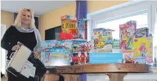  ?? FOTO: WOLFGANG HEYER ?? Spielsache­n, Gutscheine und Kartons voller Lebensmitt­el stapeln sich wieder einmal in Manuela Pietschs Wohnzimmer.