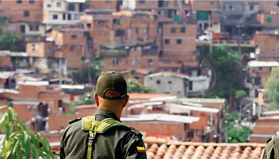  ??  ?? En 2008, la banda criminal empezó a penetrar las comunas de la ciudad. Hoy tiene aliados en Altavista y La Sierra y atenaza a Medellín desde los corregimie­ntos. El sábado la Policía atrapó a uno de sus jefes, alias “Abelito”. Así son “los enclaves del...