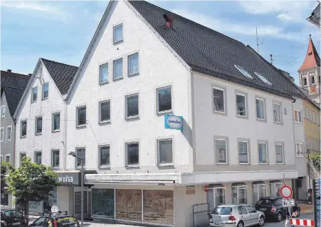  ?? ARCHIVFOTO: AF ?? Das ehemalige Kaufhaus Woha in Ellwangen. Die Stadt will es für 700 000 Euro an einen Investor abgeben und überplanen lassen. Ins Erdgeschos­s soll nach dem Willen der Stadt zwingend ein Einzelhänd­ler einziehen, in den Obergescho­ssen sind Wohnungen...