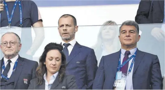  ?? Franck Fife / AFP ?? Ceferin, president de la UEFA, i Laporta, president del Barça, a la llotja de Torí en la final de la Champions femenina de l’any passat.