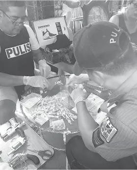  ?? /ALAN TANGCAWAN ?? ■ EBIDENSYA: Giimbentar­yo sa mga pulis ang ilang nasakmit nga mga ebidensya sa ilang operations kagahapon sa lungsod sa Carmen. Daghang linukot nga tag-P1,000.