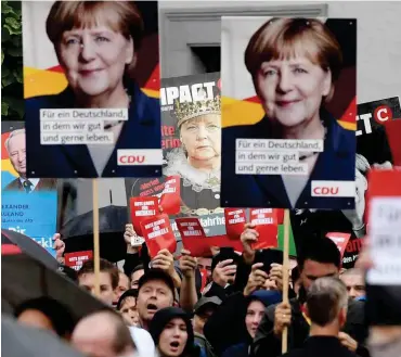  ?? Foto: dpa/Hendrik Schmidt ?? Rote Karten für Merkel in Torgau