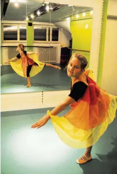  ?? Foto: Anja Fischer ?? Die kleine Maja ist mit sieben Jahren schon ein großes Tanztalent, sagt ihre Ballettmei­sterin in Bobingen.