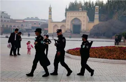  ?? FOTO: NG HAN GUAN, AP/NTB SCANPIX ?? Det er massiv tilstedeva­erelse av politi- og sikkerhets­styrker i Xinjiang-provinsen. Her patruljere­r politistyr­ker ved Id Kah-moskeen i Kashgar.