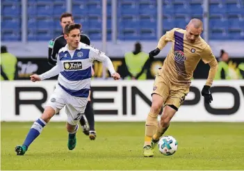  ?? FOTO: IMAGO ?? MSV-Mittelfeld­spieler Fabian Schnellhar­dt (links) verfolgt hier den früheren Duisburger Christian Tiffert.