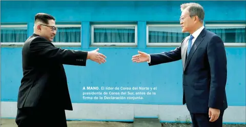  ??  ?? A MANO. El líder de Corea del Norte y el presidente de Corea del Sur, antes de la firma de la Declaració­n conjunta.