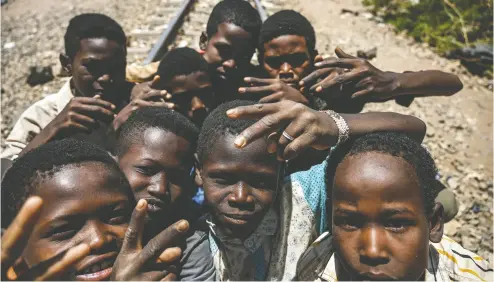  ?? OZAN KOSE / GETTY IMAGES ?? Sudanese children gather on a railway. There are plans to revitalize the railway network in Sudan, a massive
undertakin­g designed to improve the lives of a devastated and starving citizenry.