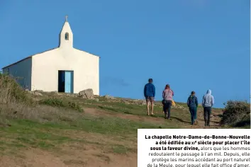  ??  ?? La chapelle Notre-dame-de-bonne-nouvelle a été édifiée au xie siècle pour placer l’île sous la faveur divine, alors que les hommes redoutaien­t le passage à l’an mil. Depuis, elle protège les marins accédant au port naturel de la Meule, pour lequel elle fait office d’amer.