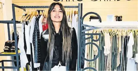  ??  ?? Carolina Criado. La emprendero­ra inició su negocio en el apartament­o de su familia y hoy ya tiene siete locales con su marca.