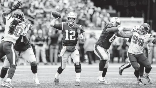  ?? Brett Coomer / Staff photograph­er ?? Patriots quarterbac­k Tom Brady (12) finished 26-of-39 passing for 277 yards and three touchdowns, keeping the Texans’ defense mostly off-balance on Sunday.
