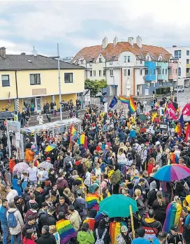  ??  ?? Während in Sarajevo Polizisten die Veranstalt­ung absicherte­n, war in Himberg nur das nasskalte Wetter ein kleines Problem.