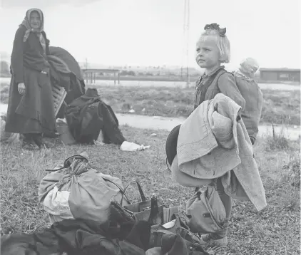  ?? [ gettyimage­s ] ?? Mai 1945. Erst wenn die Grenze erreicht war, waren die Vertrieben­en ihres Lebens sicher.