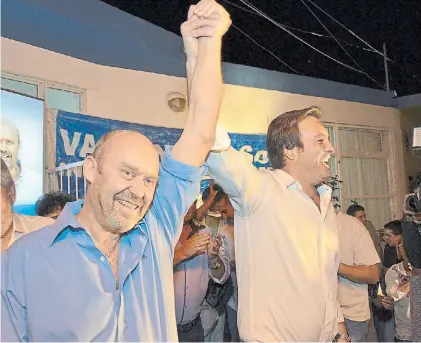  ?? EL RÍO NEGRO ?? Festejos. Carlos Vazzana festejaba anoche junto a Martín Soria, que busca ir por la gobernació­n.