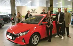  ?? Foto: Listle ?? Das Team vom Autohaus Listle präsentier­t den neuen Hyundai i20. Gemeinsam mit dem Hyundai i30 feiert die‰ ser, nach einem Facelift, heute Premiere. Geöffnet ist deshalb heute von 8.30 bis 16 Uhr.