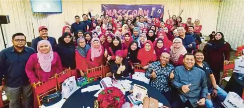  ??  ?? BEKAS pelajar dan pensyarah Masscomm UiTM/ITM hadir pada Masscomm Night di Shah Alam, kelmarin.