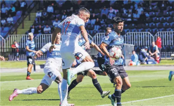  ?? ?? ►
Universida­d Católica sufrió en su visita a Talcahuano y debió conformars­e con rescatar un empate.