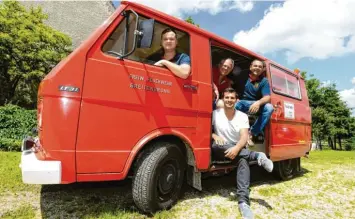  ?? Foto: Marcus Merk ?? Das aussortier­te Dinkelsche­rber Feuerwehra­uto wartet weiterhin auf seine große Reise. Im Bild: (von links) Lukas Gaßner, Edgar Kalb, Michael Kalb und Stefan Enzler.