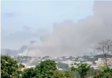  ?? ANEUDY TAVÁREZ ?? El humo arropó gran parte de los barrios del entorno.