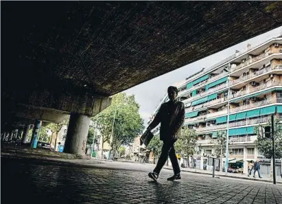  ?? Àlex Garcia ?? Sant Roc. -s uno de los tres barrios de Badalona que están en la lista de los más ?obres de Catalunaa A que está ?endiente de una gran remodelaci­ón