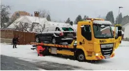  ?? KJETIL NYGAARD FOTO: ?? Denne bilen fikk knust et par ruter og ødelagt en del i bakenden.