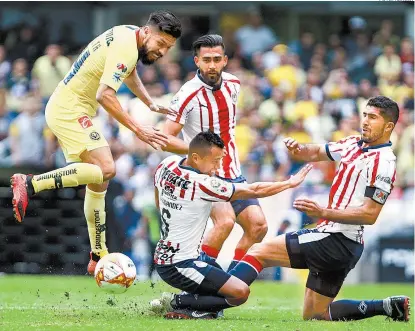  ??  ?? Oribe Peralta (i) fue quien chocó con Jair Pereira (d) el pasado domingo