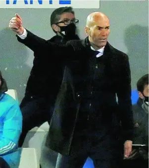  ?? AP ?? Zinedine Zidane gesticula desde el banquillo en el partido de ayer