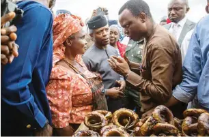  ??  ?? Acting President Yemi Osinbajo at the stall of a smoked fish seller, during an unschedule­d visit to Garki Model Market in Abuja, recently.