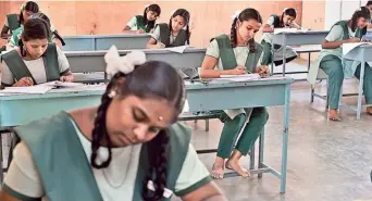  ?? E. LAKSHMI NARAYANAN ?? SSLC students during the examinatio­ns at a school in Salem on Tuesday.