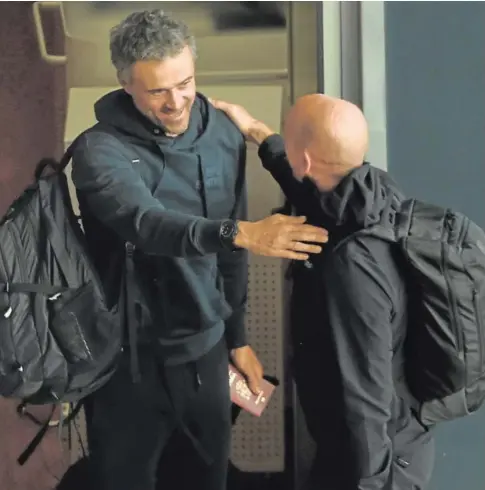 ?? // EFE ?? Luis Enrique y Luis Rubiales se despiden en el aeropuerto de Barajas