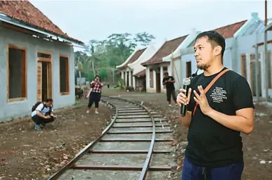  ?? DOK PT FALCON PICTURES ?? IDEALIS: Sutradara Hanung Bramantyo memberikan pengarahan dalam proses syuting film Bumi Manusia di Jogjakarta belum lama ini.