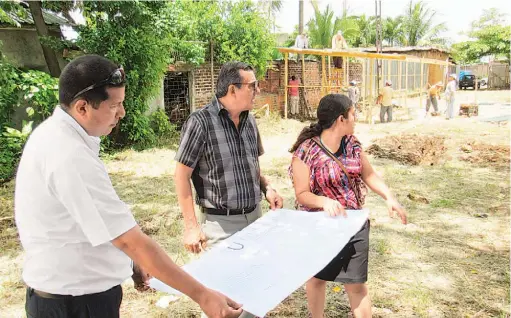  ??  ?? Trabajos. Personal de la Alcaldía de Sonsonate se encuentra ejecutando los primeros trabajos en el lugar en donde será construida la plaza Ferroviari­a, un proyecto que busca sumarse a la oferta turística que ofrece la Ruta de las Flores.