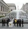  ?? Foto: Horsten, dpa ?? David H. Koch bei der Einweihung der nach ihm benannten Plaza vor dem Me tropolitan Museum. Die Platzbenen­nung behagt nicht jedem.