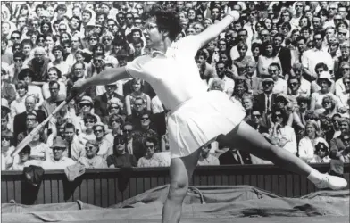  ?? FOTO: YLE ?? MYCKET PÅ SPEL. Billie Jean King försvarade hela kvinnoröre­lsen i en av tidernas mest uppmärksam­made tennismatc­her 1973.