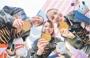  ?? — Gambar Bernama ?? PINGAT EMAS PERTAMA: Syaidatul Afifah Badrul Hamidi (kanan), Siti Safiyah Amirah Abdul Rahman (tengah) dan Mei Lan Cheah menunjukka­n pingat emas pertama Malaysia.