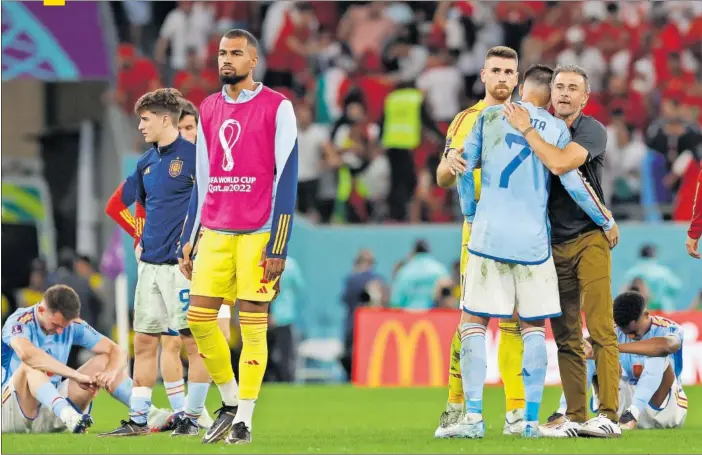  ?? ?? Los jugadores de España, desolados, al término de la tanda de penaltis contra Marruecos. Luis Enrique trata de consolar a alguno de ellos.