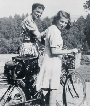  ??  ?? Two charming pictures of the Duchess Of Kent and her daughter Princess Alexandra enjoying a spin on their bicycles