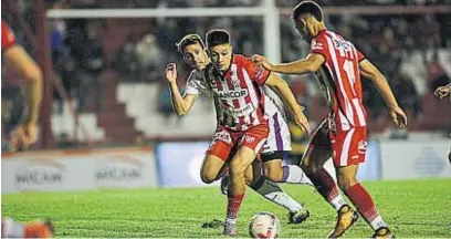  ?? FACUNDO LUQUE ?? GARRO Y LIENDO. Fueron los jugadores que más intentaron en ofensiva en el equipo de Alta Córdoba. No pudieron.