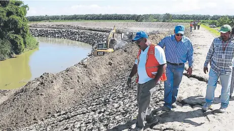  ?? FOTOS: EFRAÍN MOLINA ?? OBRA. Autoridade­s del Codem de La Lima y la CCIVS supervisan el avance de los trabajos en el río Chamelecón.